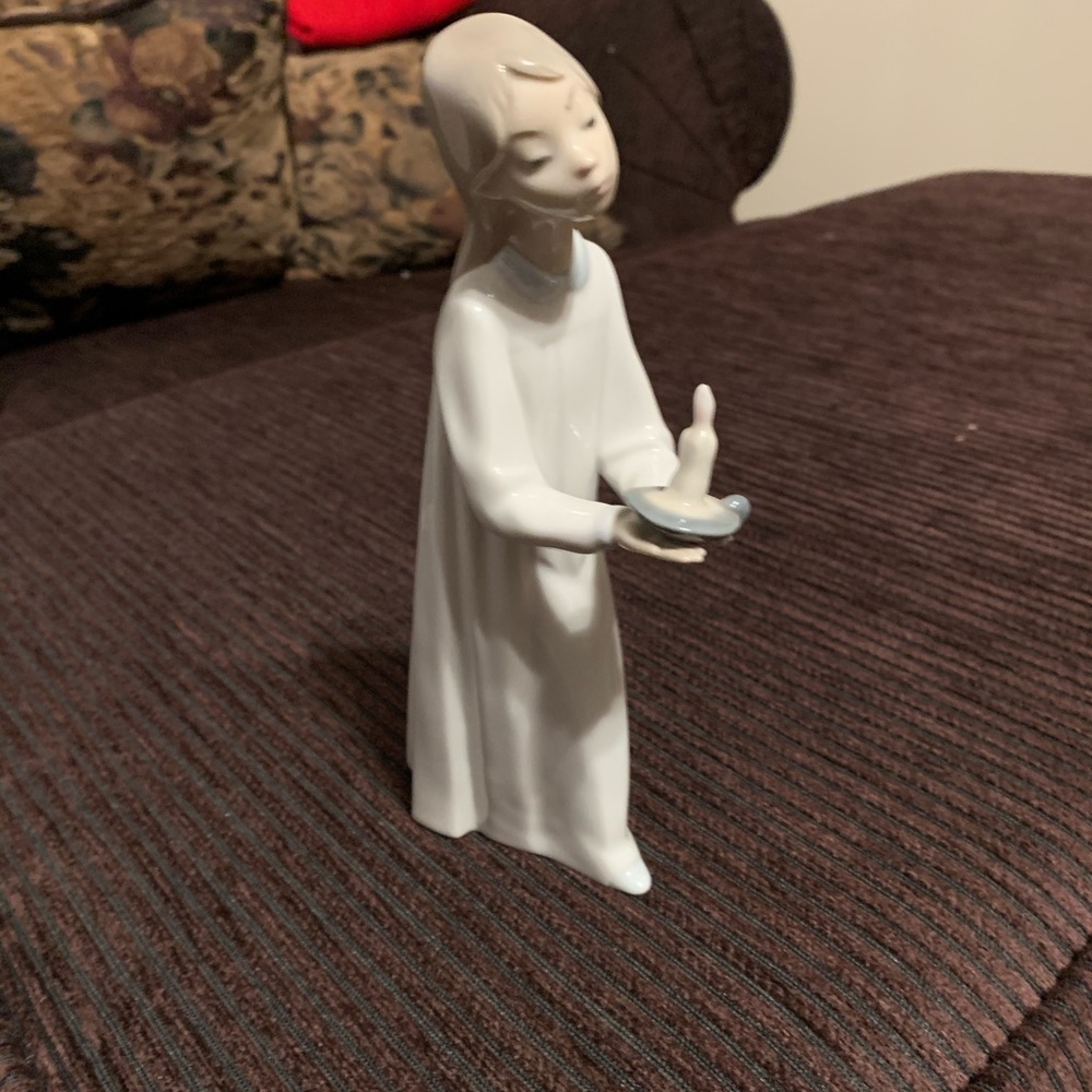 ☀️host pick ☀️ Lladro figurine little girl with candle - Picture 5 of 5